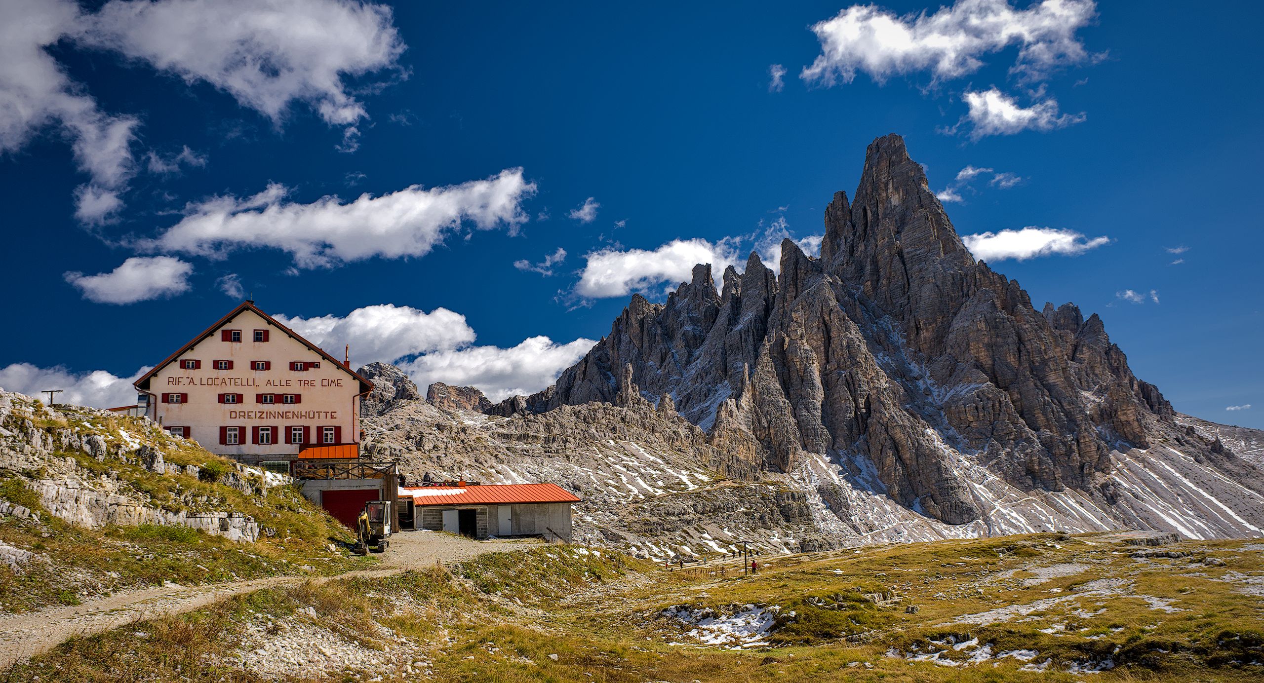 Rifugio Locatelli alle Tre Cime (Dreizinnenhütte) with Monte Paterno (Paternkofel)