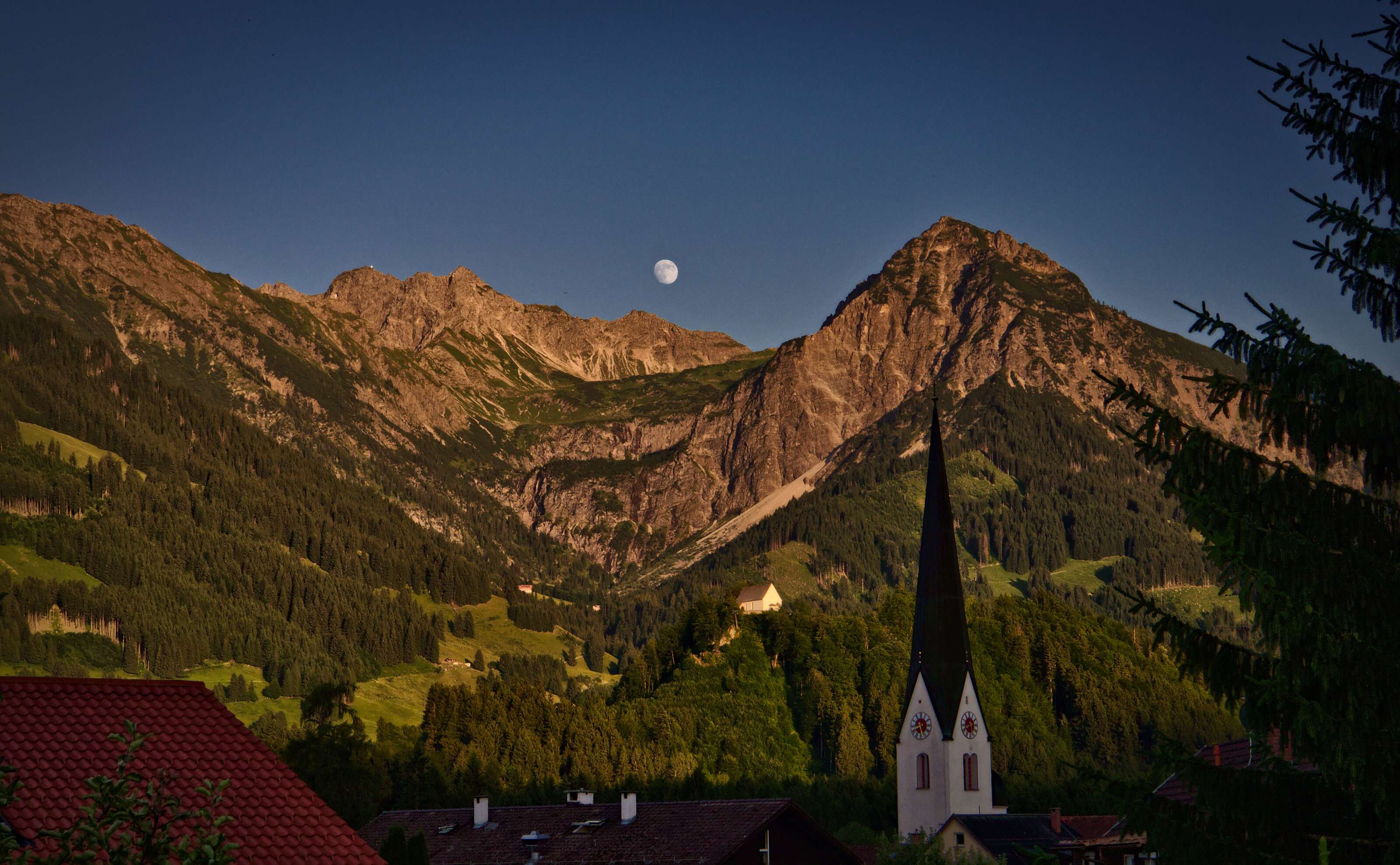 Moon Rising ove the Gaisalp Valley in the Evening Sun