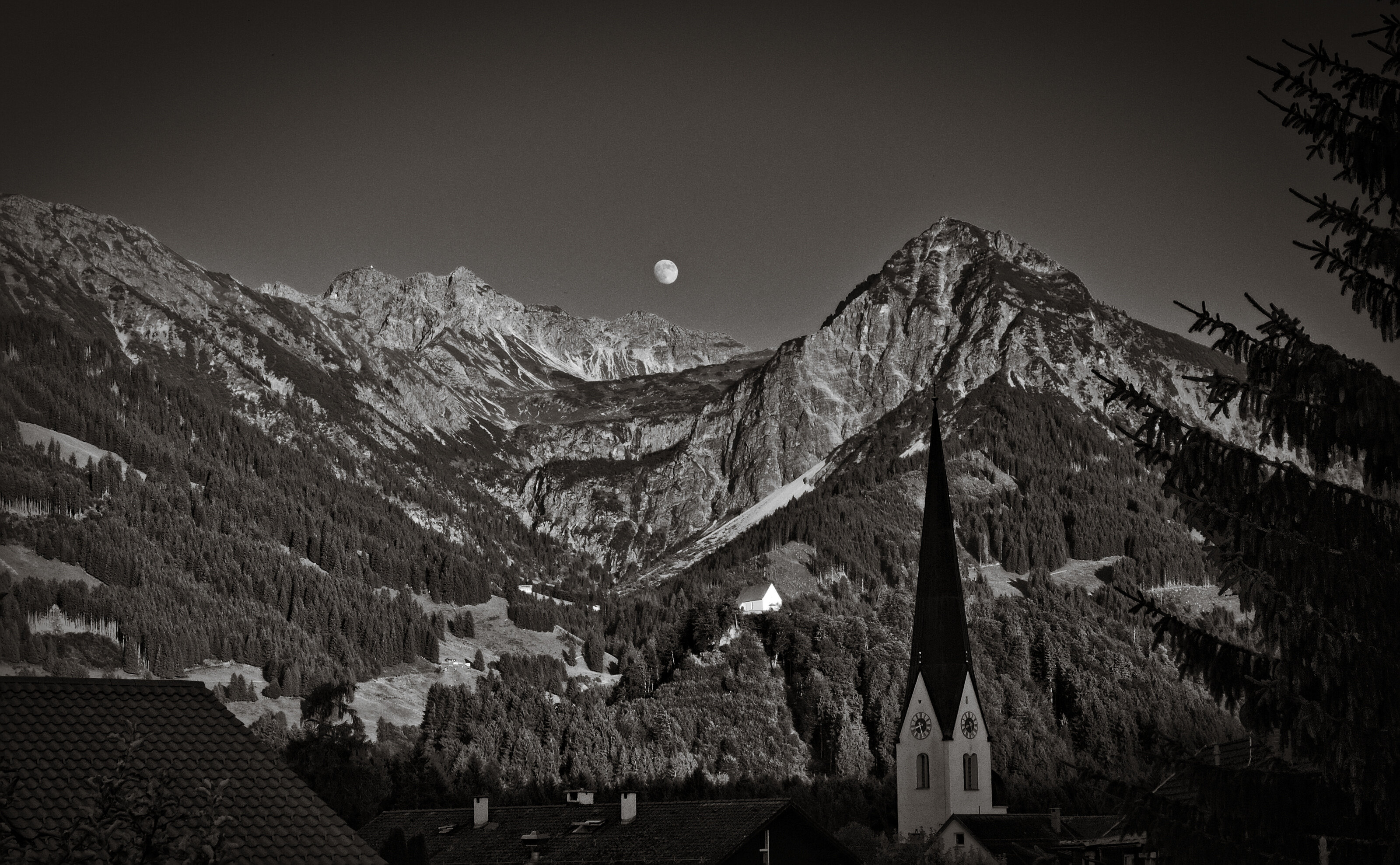 Moon Rising ove the Gaisalp Valley in the Evening Sun